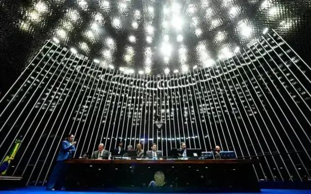 Senadores de bancada conservadora impulsionam projetos anti-LGBTQI+ no Congresso brasileiro