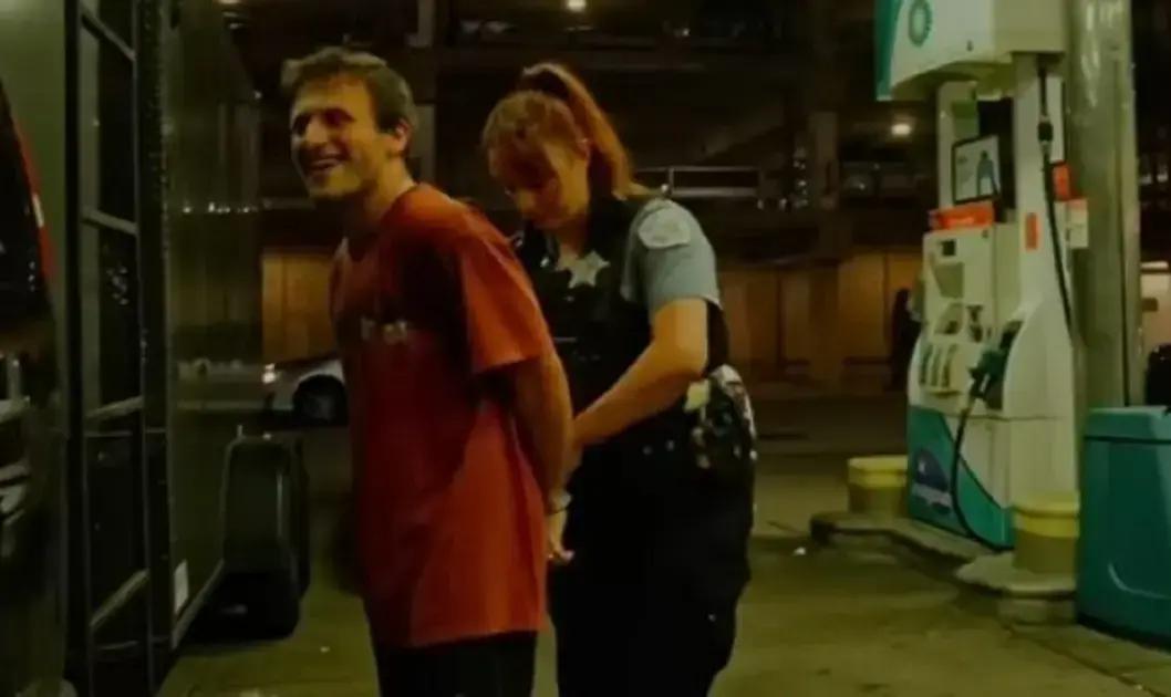 Show surpresa termina com prisão do vocalista em posto de gasolina em Chicago