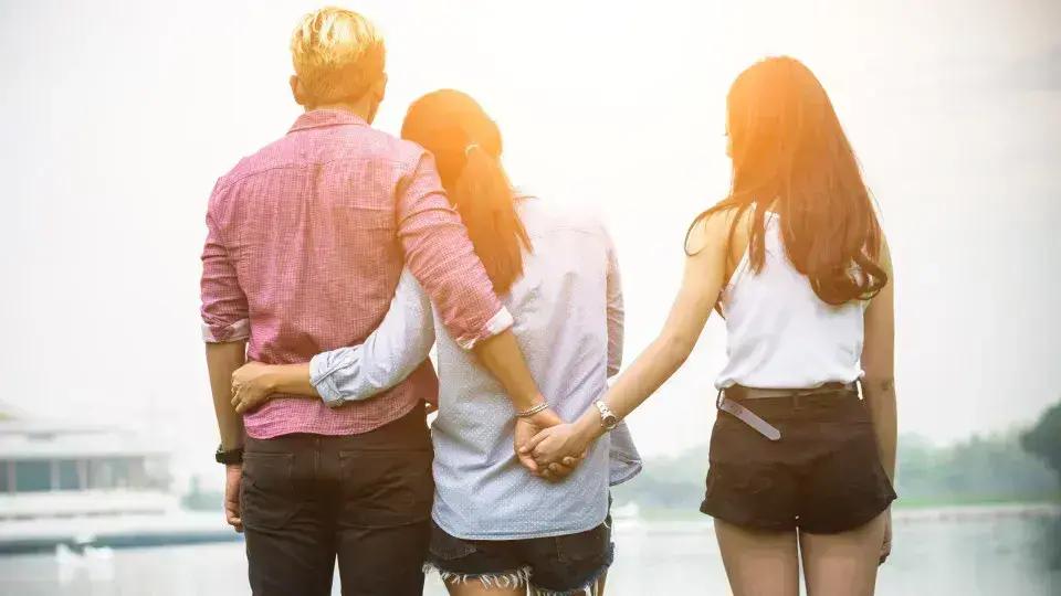 Signos que podem vivenciar triângulo amoroso nos próximos meses, revela astróloga