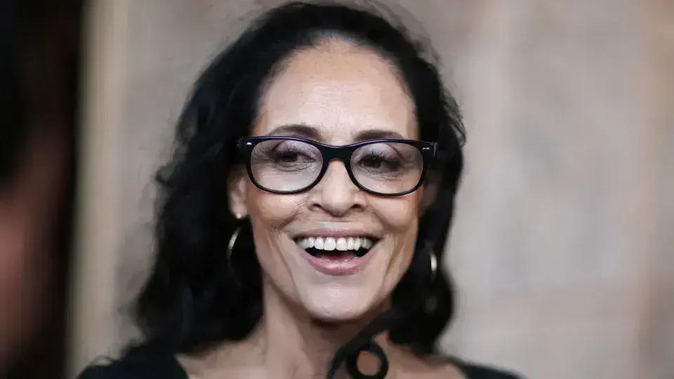 Sônia Braga é convidada a interpretar Míriam Leitão em filme de Bruno Barreto