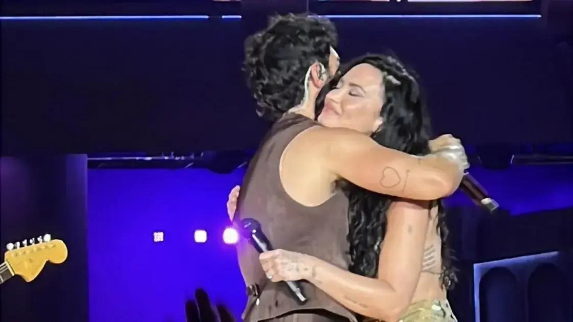 Surpresa no show: Demi Lovato e Jonas Brothers relembram sucesso de Camp Rock após 17 anos